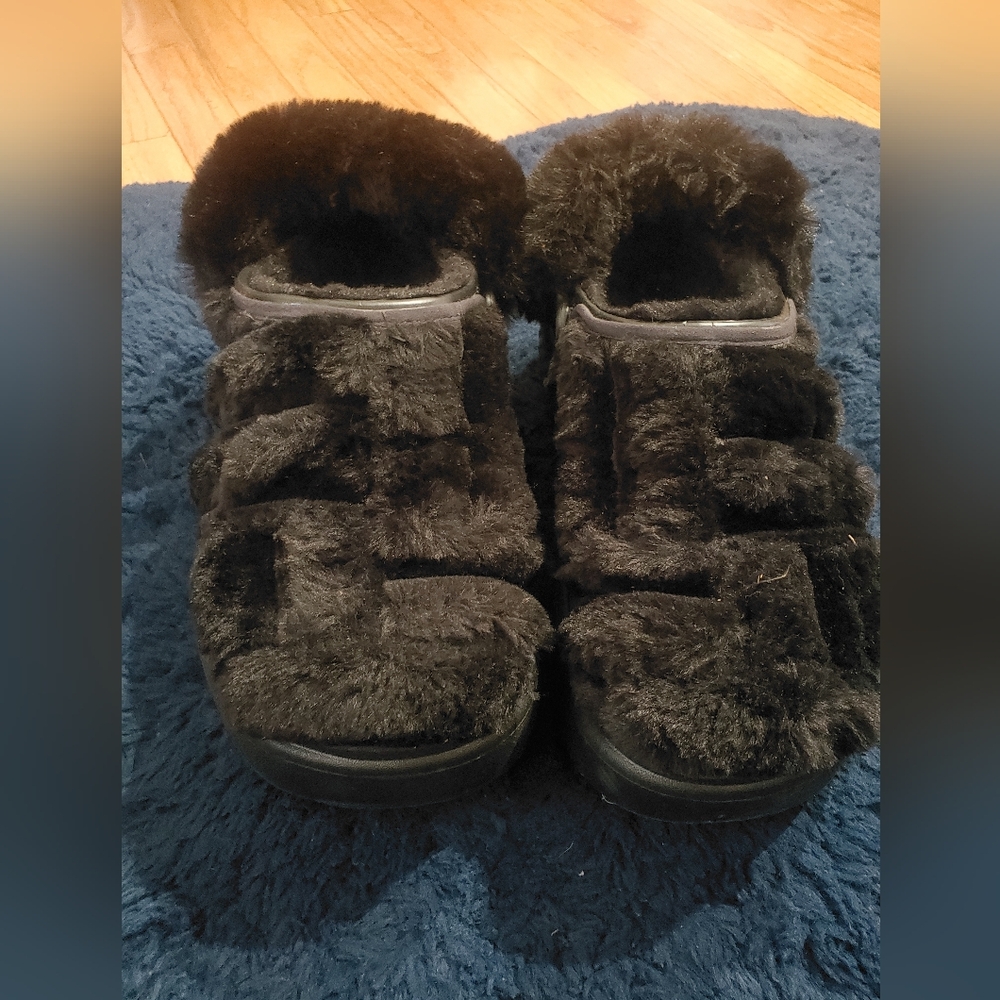 Crocs Black Fuzzy Sandals – Women’s 11 / Men’s 9